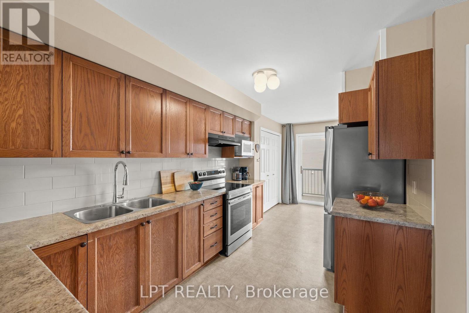 902 Longfields Drive, Ottawa, ON - Indoor Photo Showing Kitchen With Double Sink