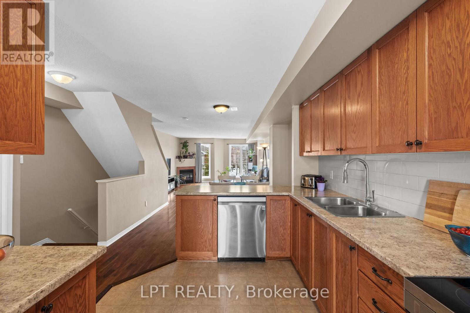 902 Longfields Drive, Ottawa, ON - Indoor Photo Showing Kitchen With Double Sink