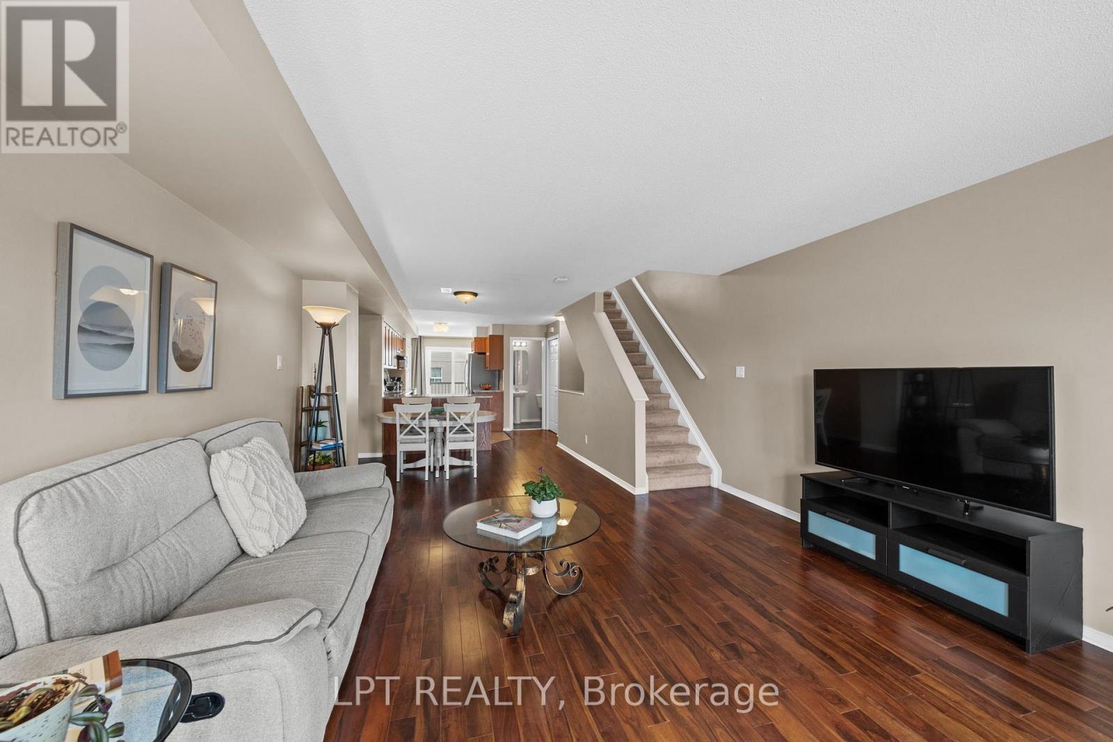 902 Longfields Drive, Ottawa, ON - Indoor Photo Showing Living Room
