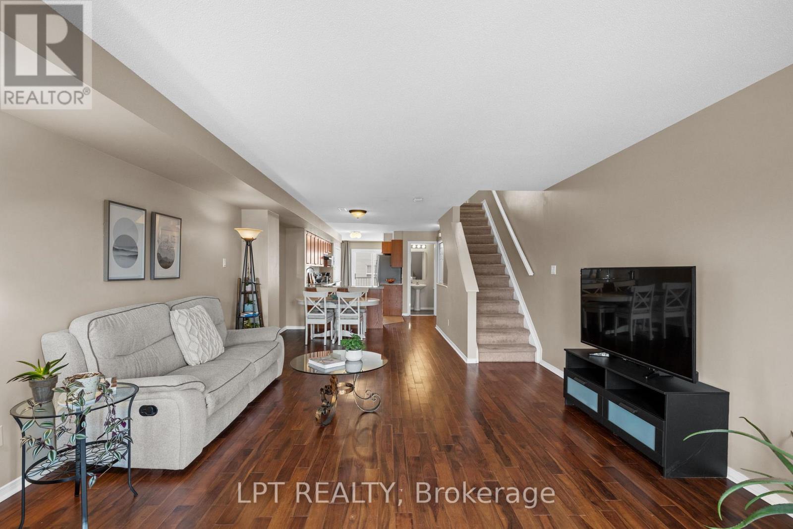 902 Longfields Drive, Ottawa, ON - Indoor Photo Showing Living Room