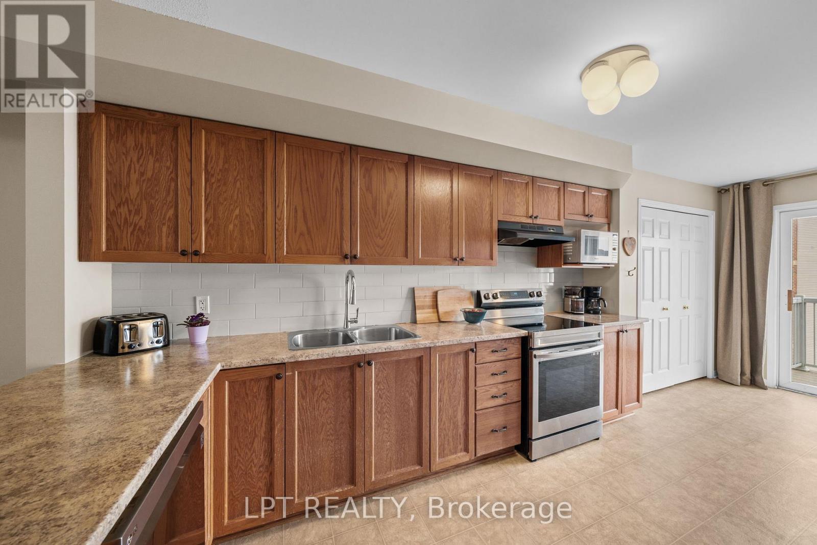902 Longfields Drive, Ottawa, ON - Indoor Photo Showing Kitchen With Double Sink