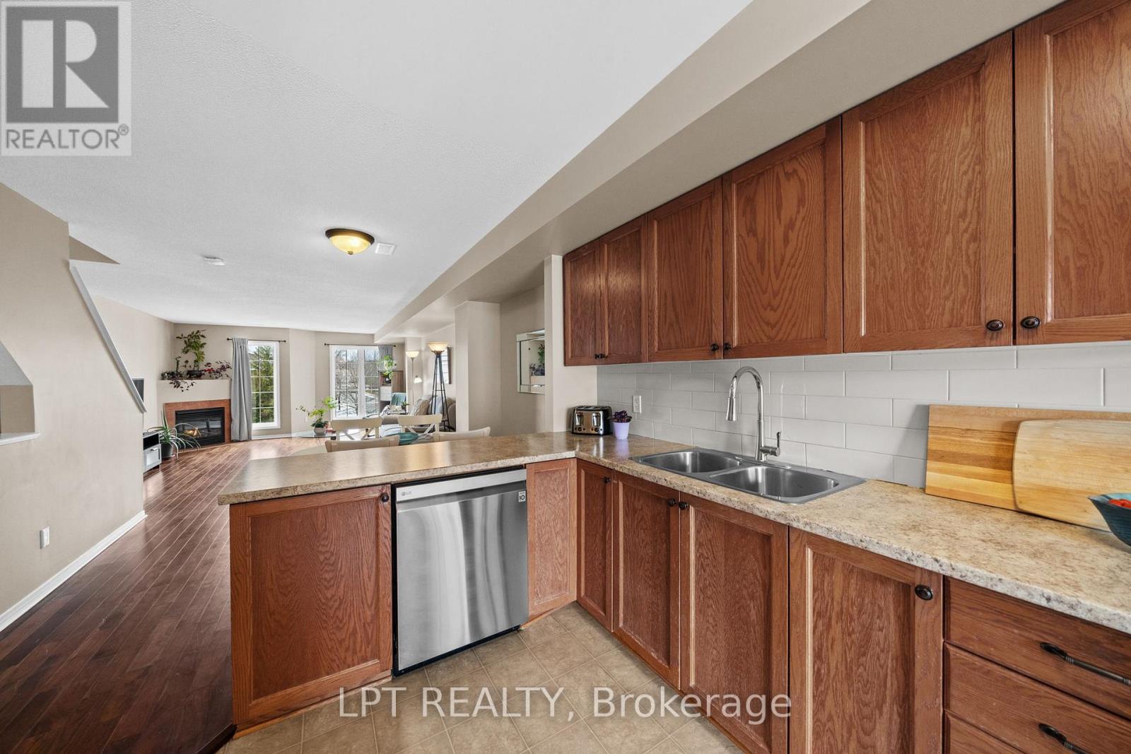 902 Longfields Drive, Ottawa, ON - Indoor Photo Showing Kitchen With Double Sink