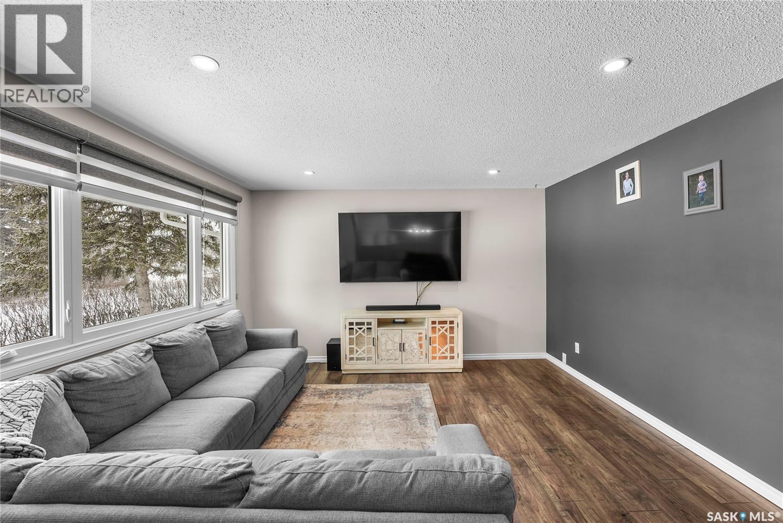 60 Empress Drive, Regina, SK - Indoor Photo Showing Living Room