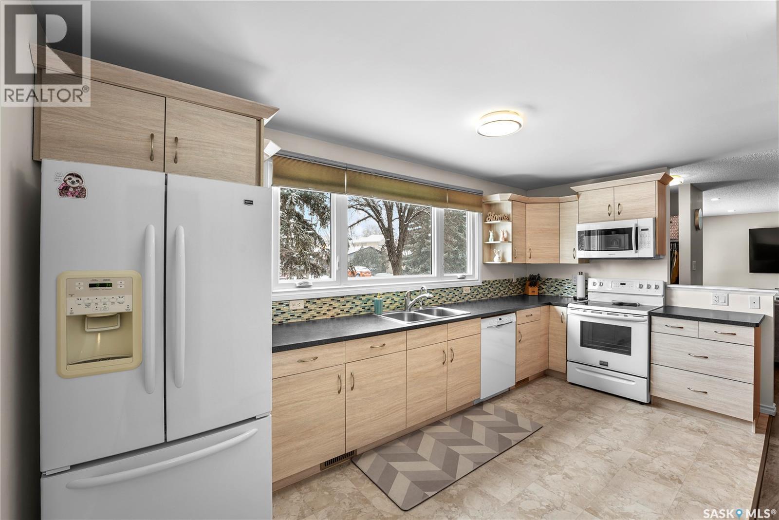 60 Empress Drive, Regina, SK - Indoor Photo Showing Kitchen With Double Sink