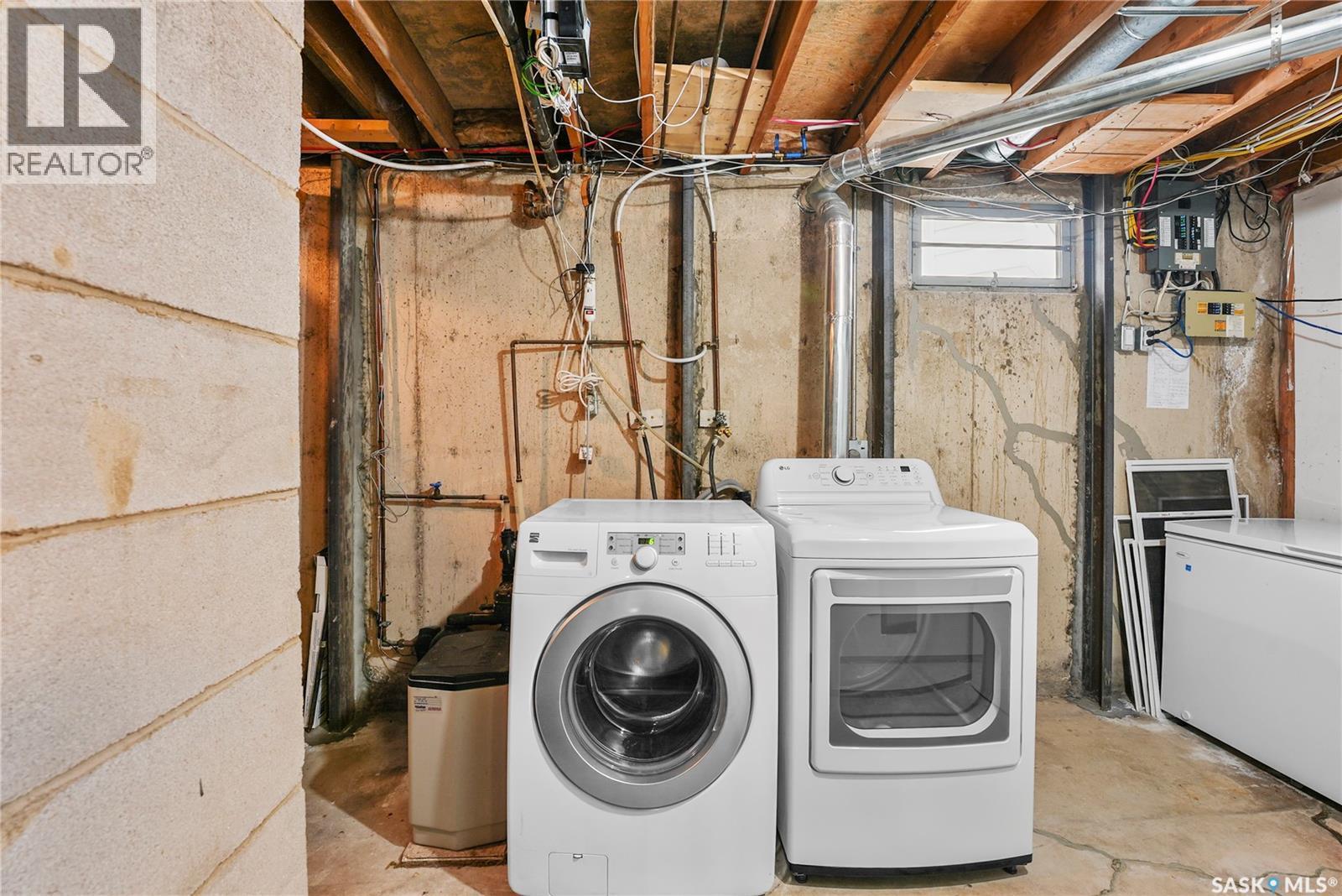 60 Empress Drive, Regina, SK - Indoor Photo Showing Laundry Room