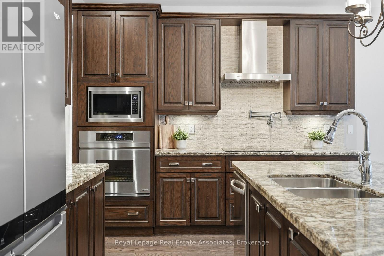 290 Eaton Street, Halton Hills, ON - Indoor Photo Showing Kitchen With Double Sink With Upgraded Kitchen