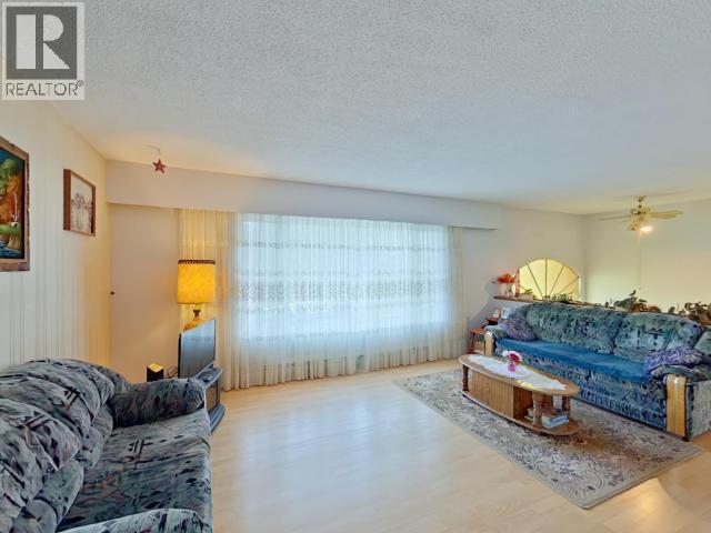 3284 Cariboo Ave, Powell River, BC - Indoor Photo Showing Living Room