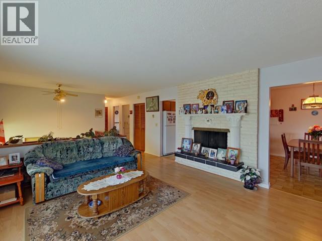 3284 Cariboo Ave, Powell River, BC - Indoor Photo Showing Living Room With Fireplace