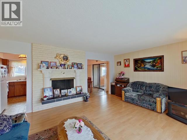 3284 Cariboo Ave, Powell River, BC - Indoor Photo Showing Living Room With Fireplace