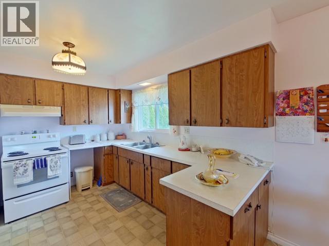 3284 Cariboo Ave, Powell River, BC - Indoor Photo Showing Kitchen With Double Sink