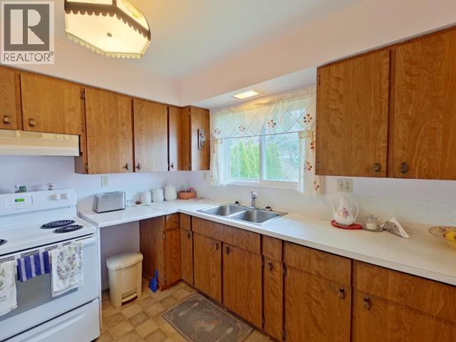 3284 Cariboo Ave, Powell River, BC - Indoor Photo Showing Kitchen With Double Sink