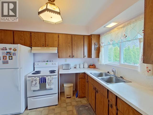 3284 Cariboo Ave, Powell River, BC - Indoor Photo Showing Kitchen With Double Sink