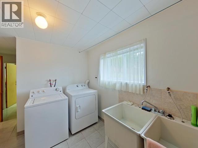 3284 Cariboo Ave, Powell River, BC - Indoor Photo Showing Laundry Room