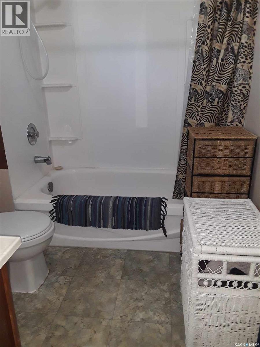 Nw1 34-24-W2, Usborne Rm No. 310, SK - Indoor Photo Showing Bathroom