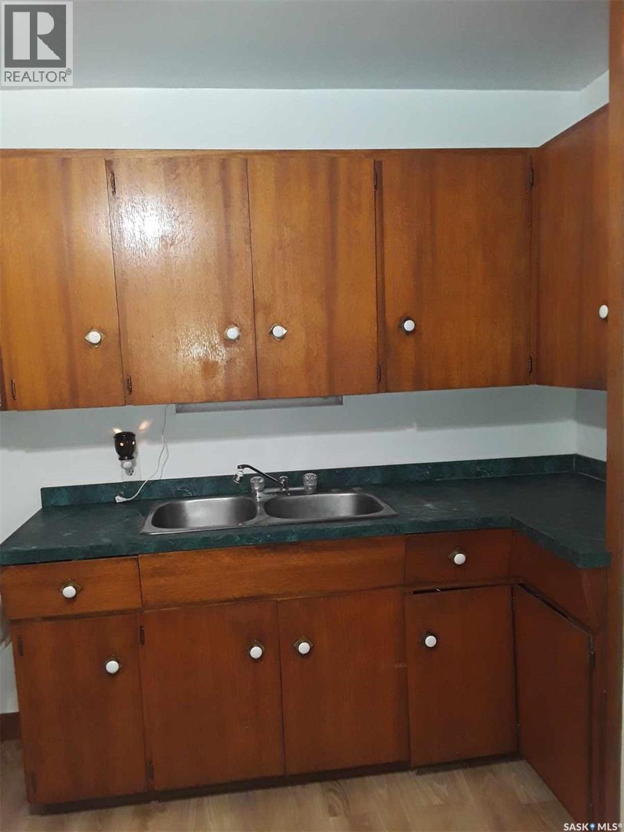 Nw1 34-24-W2, Usborne Rm No. 310, SK - Indoor Photo Showing Kitchen With Double Sink