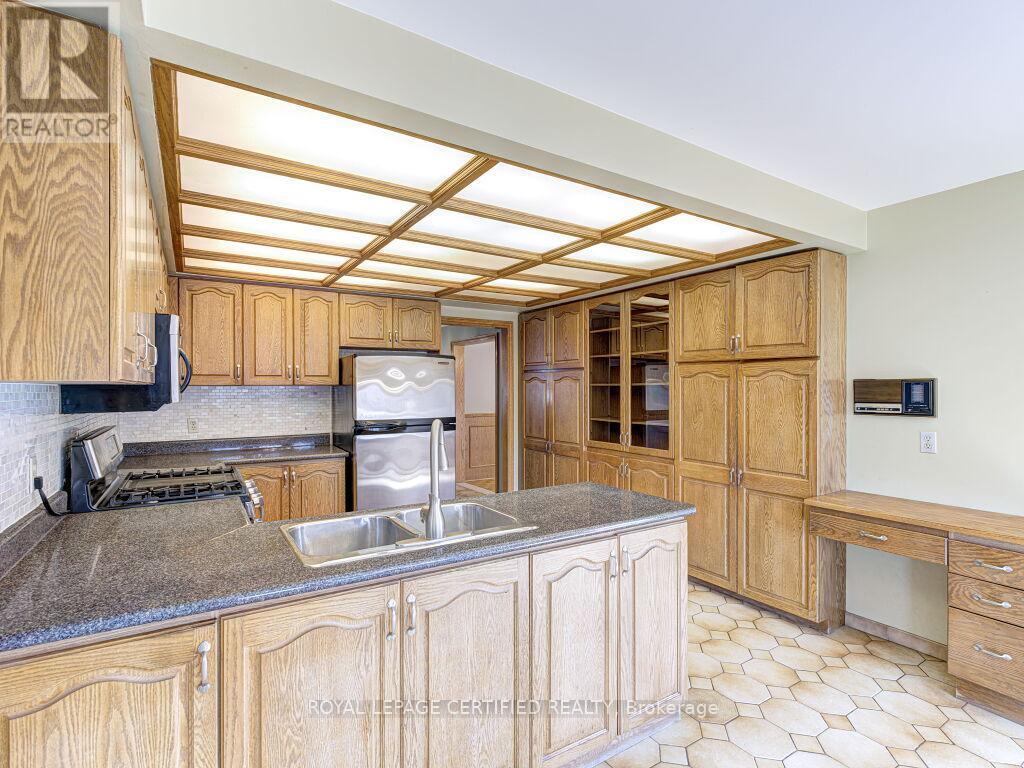 4261 Capilano Court, Mississauga, ON - Indoor Photo Showing Kitchen With Double Sink