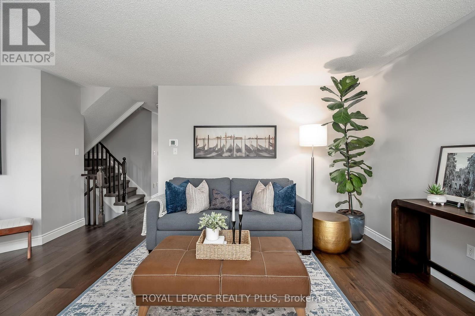 5887 Shelford Terrace, Mississauga, ON - Indoor Photo Showing Living Room