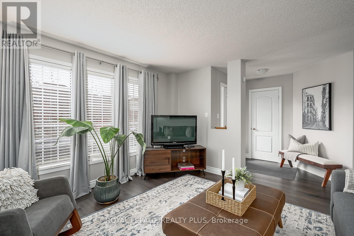 5887 Shelford Terrace, Mississauga, ON - Indoor Photo Showing Living Room