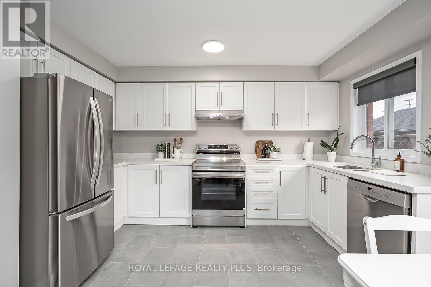 5887 Shelford Terrace, Mississauga, ON - Indoor Photo Showing Kitchen With Stainless Steel Kitchen With Double Sink
