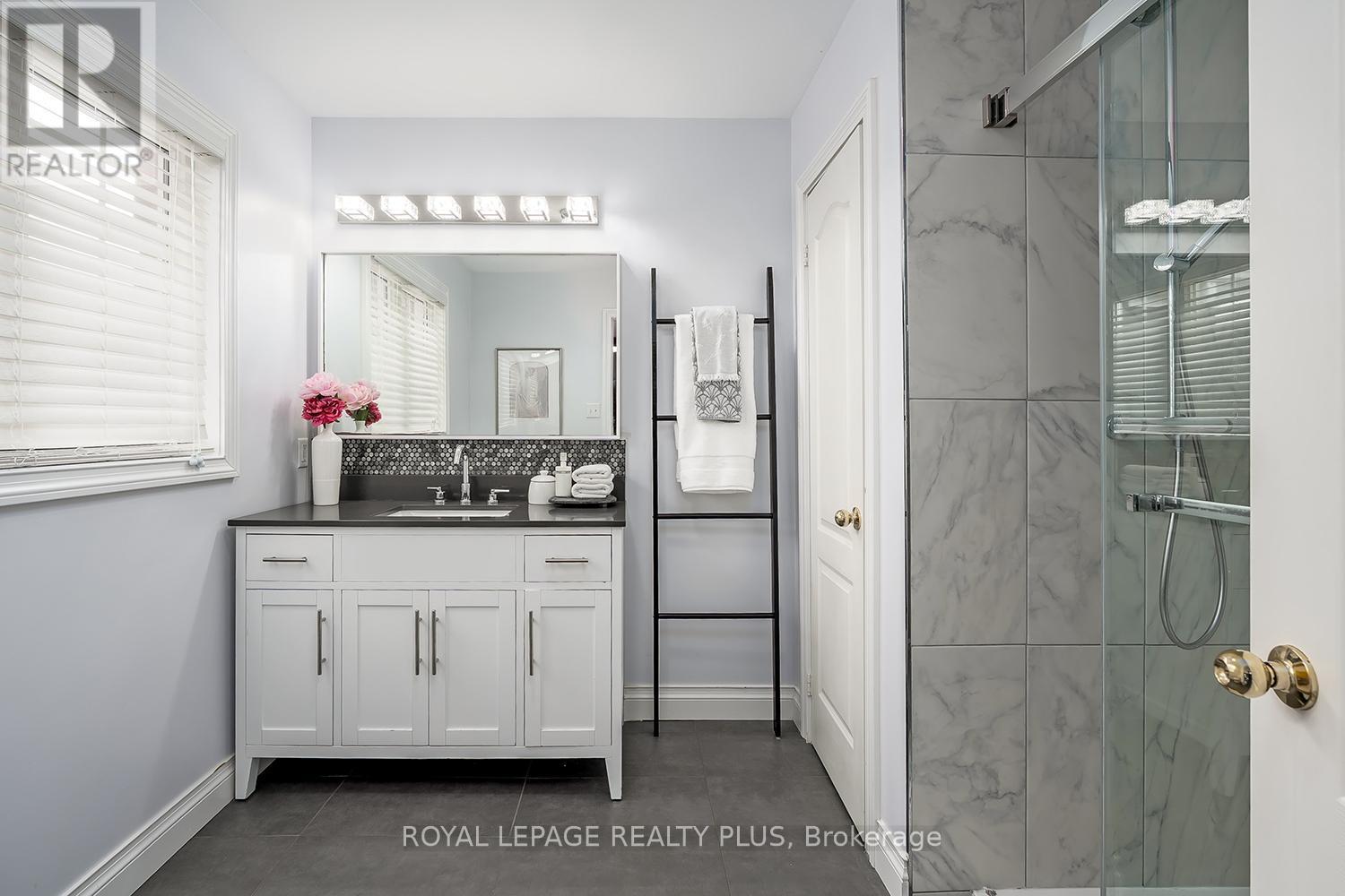 5887 Shelford Terrace, Mississauga, ON - Indoor Photo Showing Bathroom