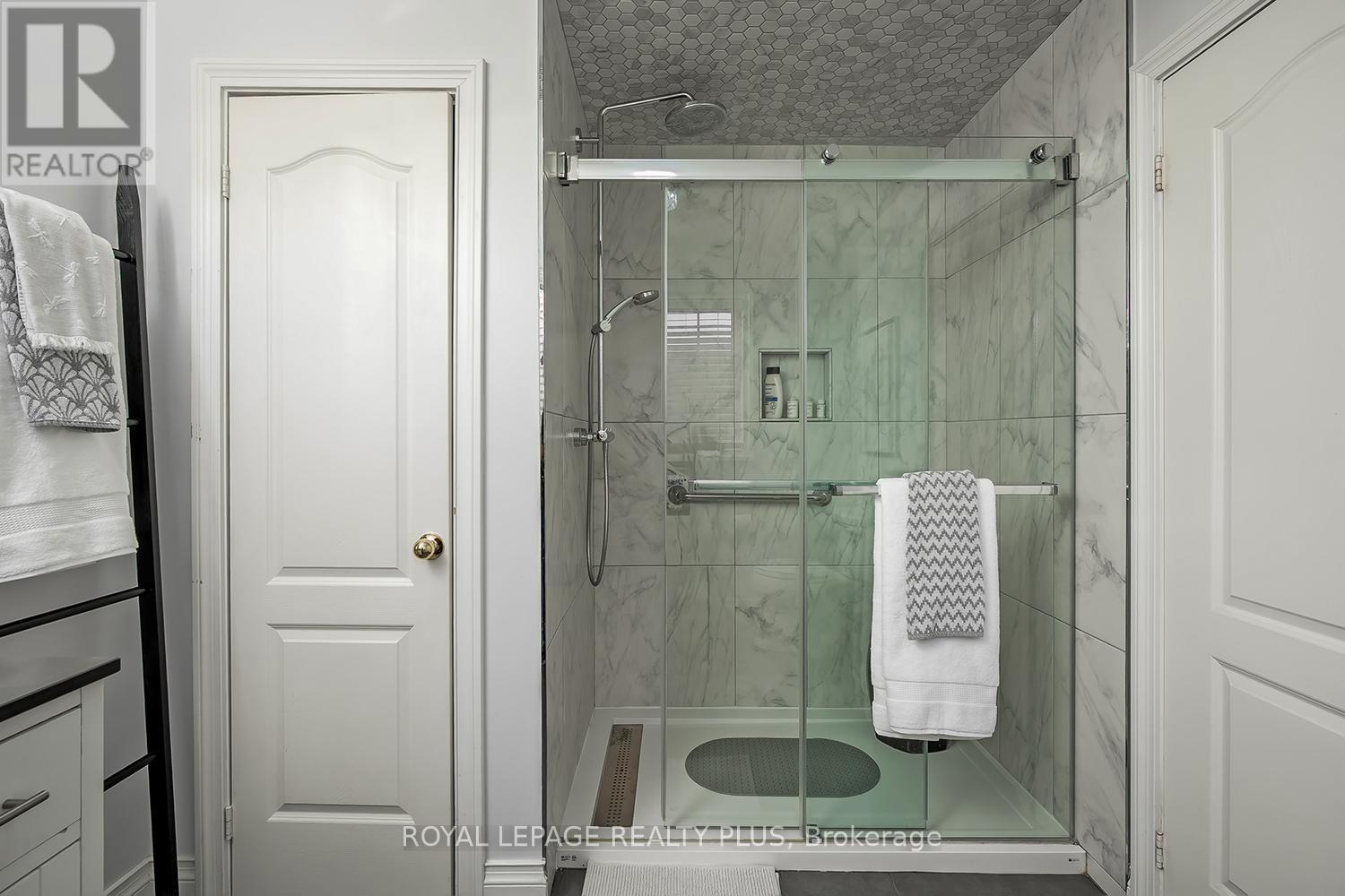 5887 Shelford Terrace, Mississauga, ON - Indoor Photo Showing Bathroom