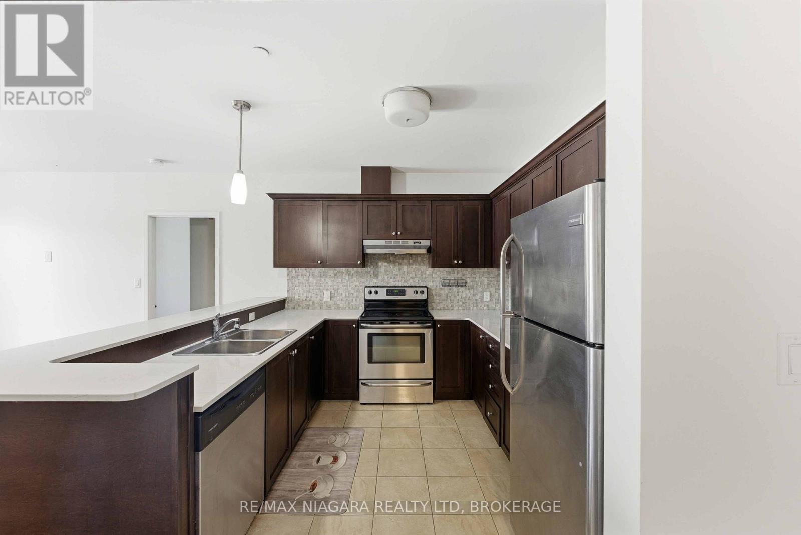 404 - 26 Wellington Street, St. Catharines (Downtown), ON - Indoor Photo Showing Kitchen With Double Sink With Upgraded Kitchen
