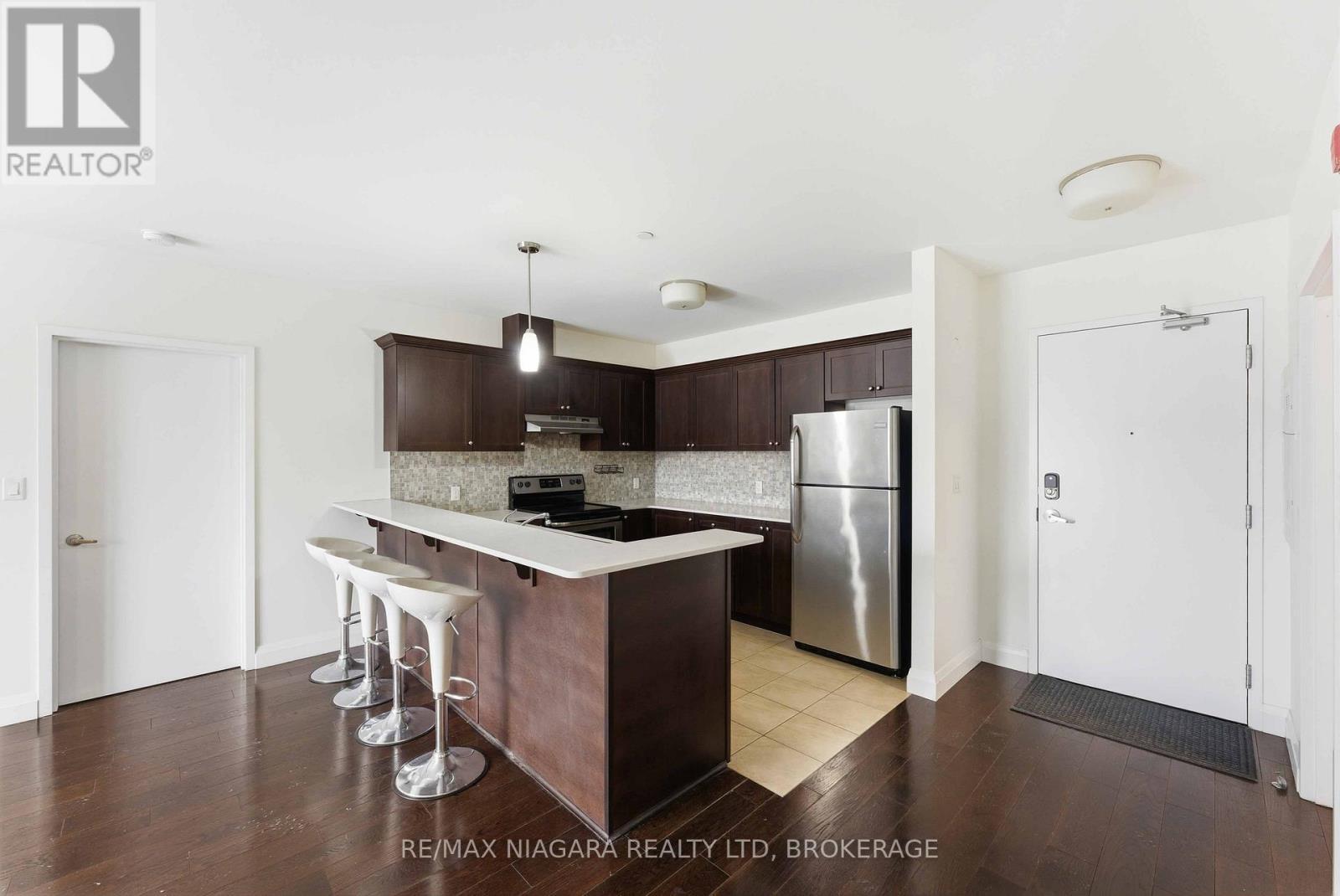 404 - 26 Wellington Street, St. Catharines (Downtown), ON - Indoor Photo Showing Kitchen