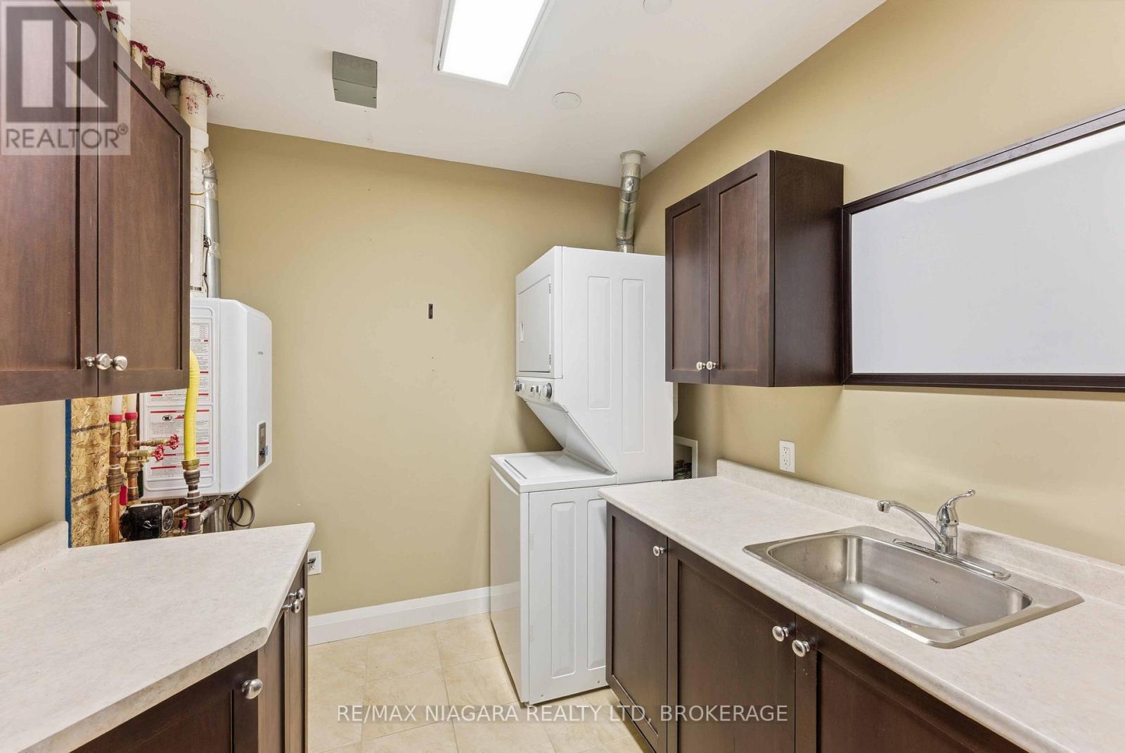 404 - 26 Wellington Street, St. Catharines (Downtown), ON - Indoor Photo Showing Laundry Room