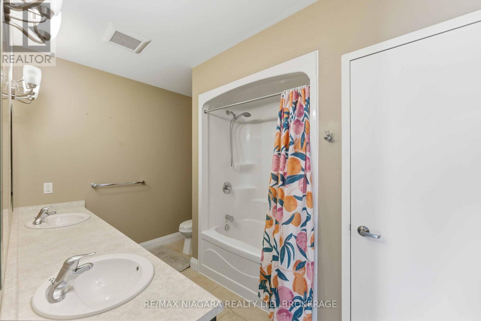 404 - 26 Wellington Street, St. Catharines (Downtown), ON - Indoor Photo Showing Bathroom