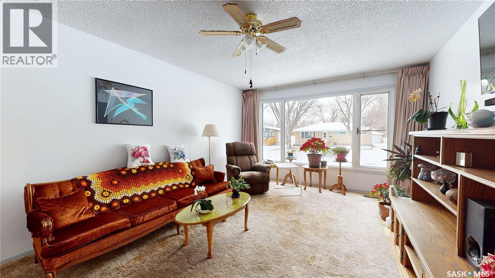 28 Matheson Crescent, Regina, SK - Indoor Photo Showing Living Room