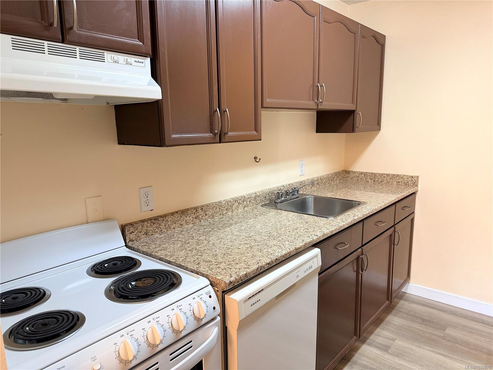 103-2425 Lewis St, Duncan, BC - Indoor Photo Showing Kitchen