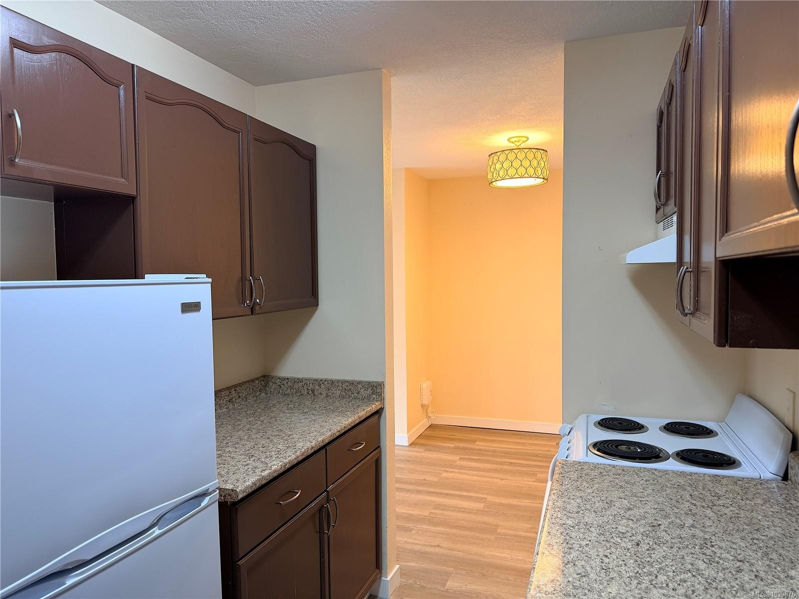 103-2425 Lewis St, Duncan, BC - Indoor Photo Showing Kitchen