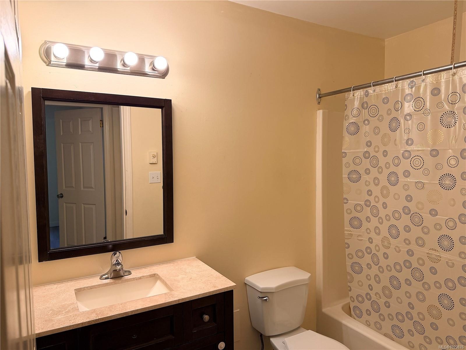 103-2425 Lewis St, Duncan, BC - Indoor Photo Showing Bathroom