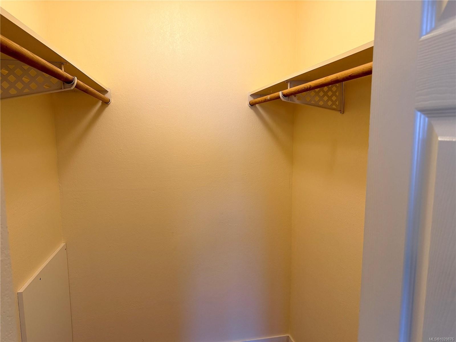 103-2425 Lewis St, Duncan, BC - Indoor With Storage