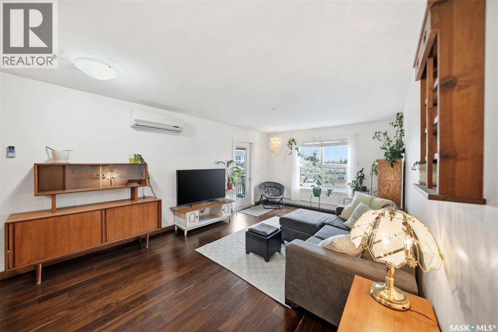 211 130 Phelps Way, Saskatoon, SK - Indoor Photo Showing Living Room