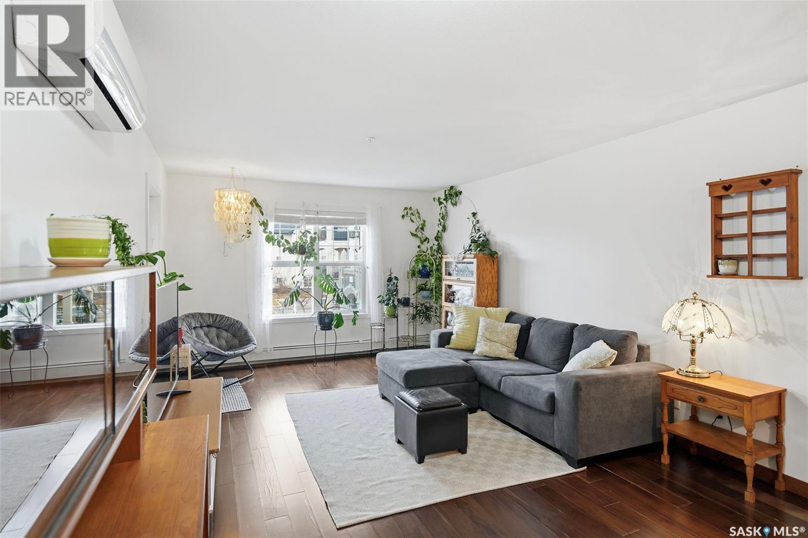 211 130 Phelps Way, Saskatoon, SK - Indoor Photo Showing Living Room