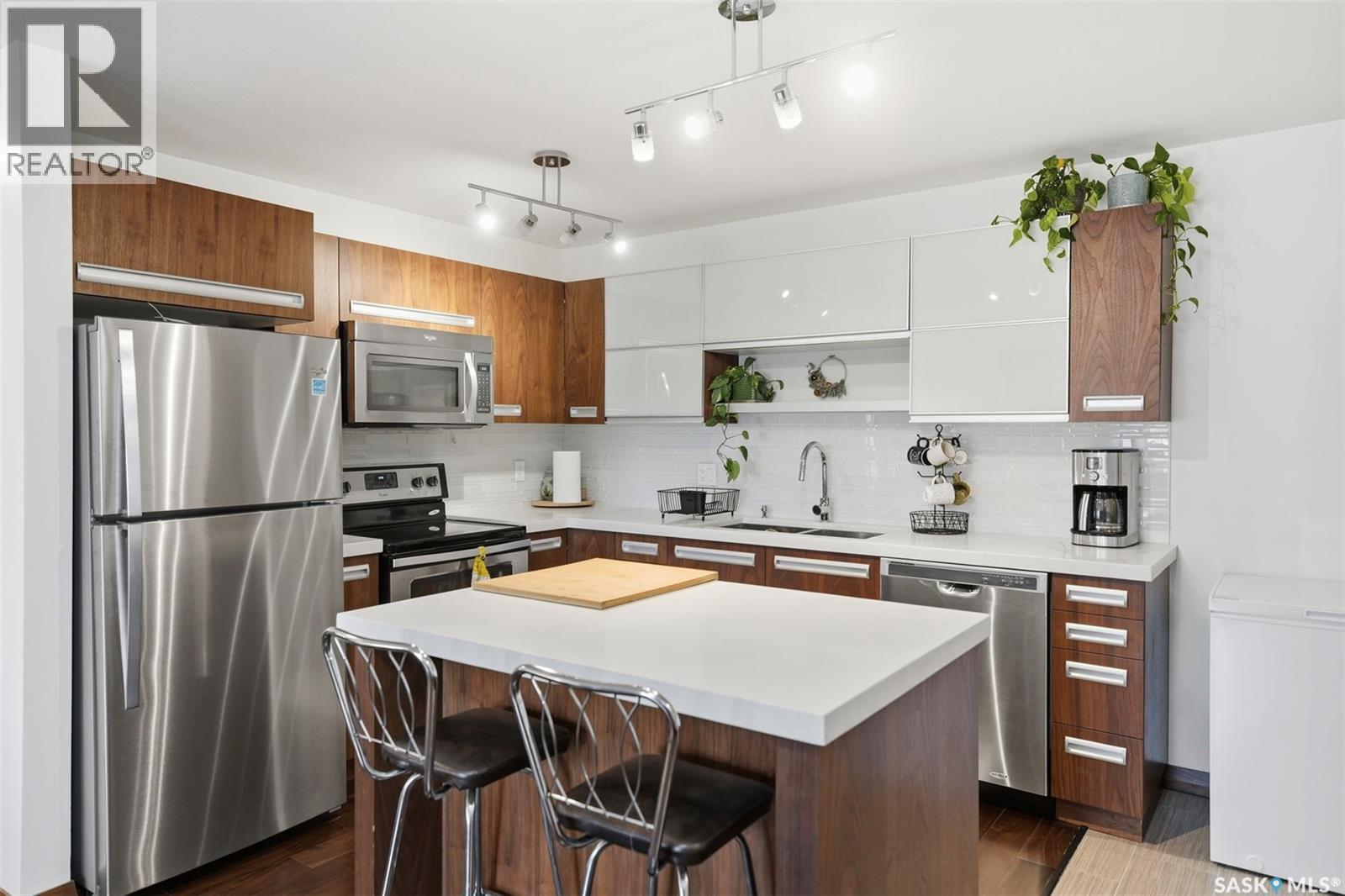 211 130 Phelps Way, Saskatoon, SK - Indoor Photo Showing Kitchen With Stainless Steel Kitchen With Upgraded Kitchen