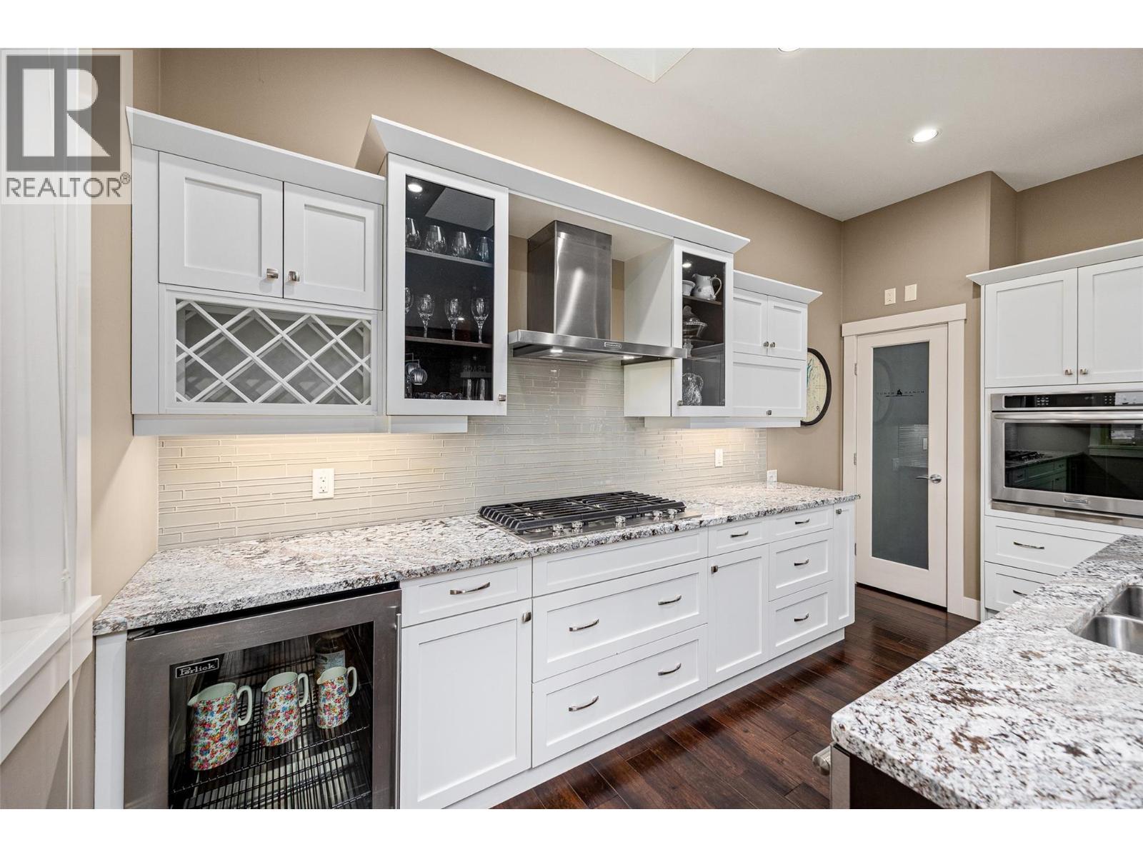 1768 Split Rail Place, Kelowna, BC - Indoor Photo Showing Kitchen With Upgraded Kitchen