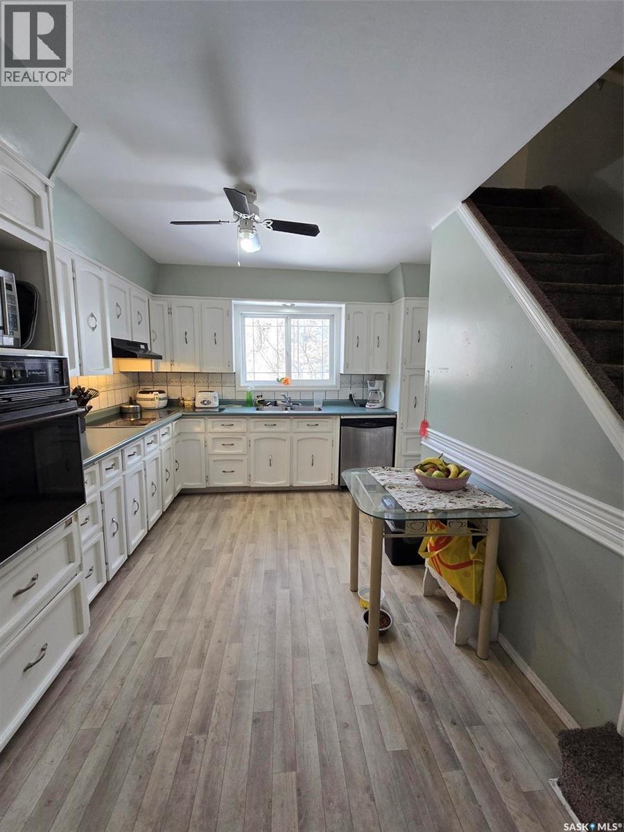 298 7Th Avenue, Broadview, SK - Indoor Photo Showing Kitchen With Double Sink