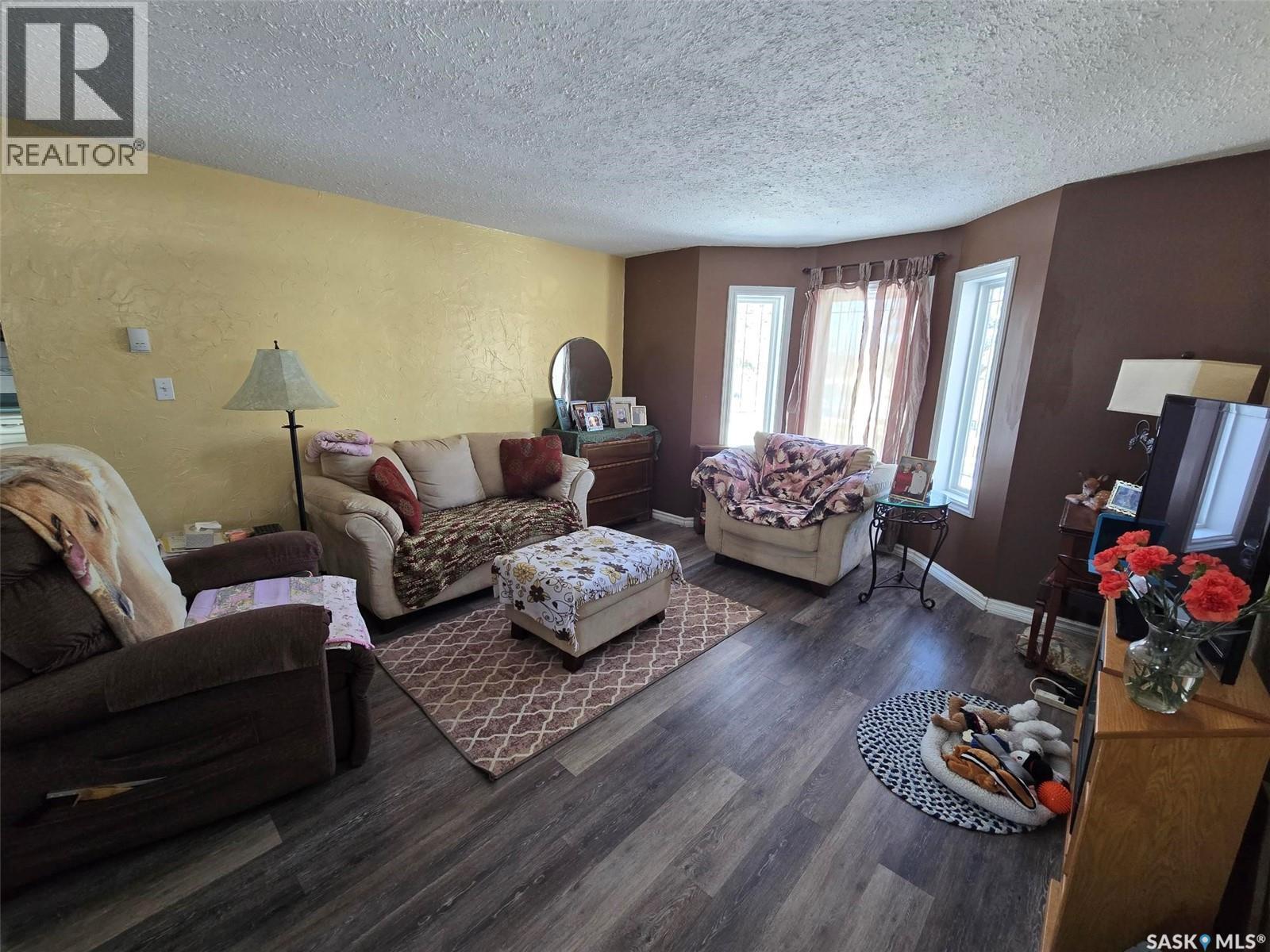 298 7Th Avenue, Broadview, SK - Indoor Photo Showing Living Room