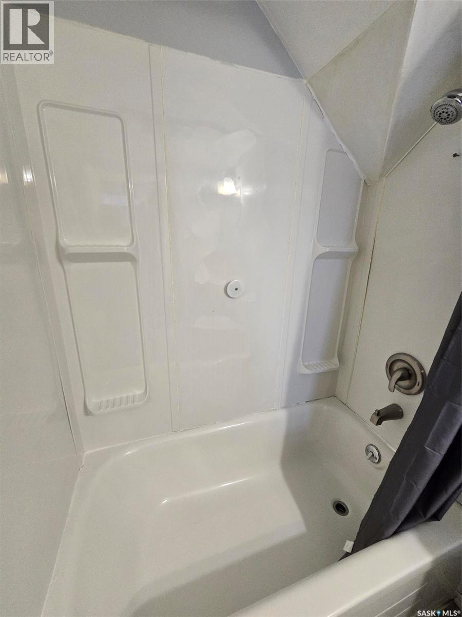 298 7Th Avenue, Broadview, SK - Indoor Photo Showing Bathroom