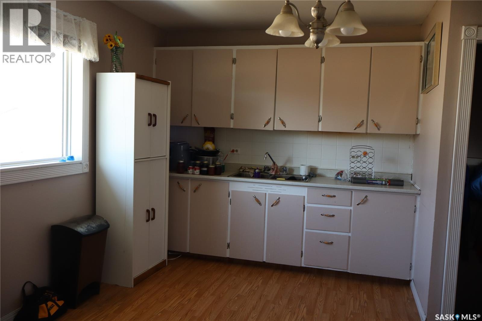 11 4Th Street, Willow Bunch, SK - Indoor Photo Showing Kitchen With Double Sink
