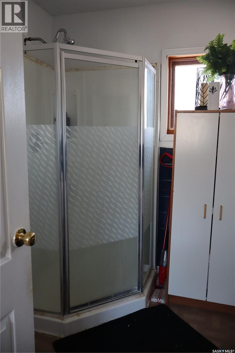 11 4Th Street, Willow Bunch, SK - Indoor Photo Showing Bathroom
