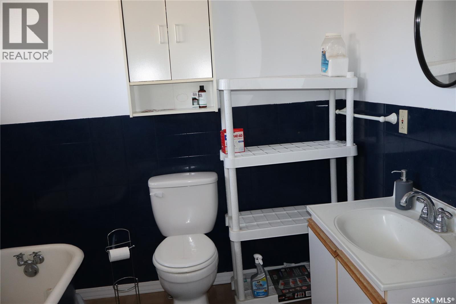 11 4Th Street, Willow Bunch, SK - Indoor Photo Showing Bathroom