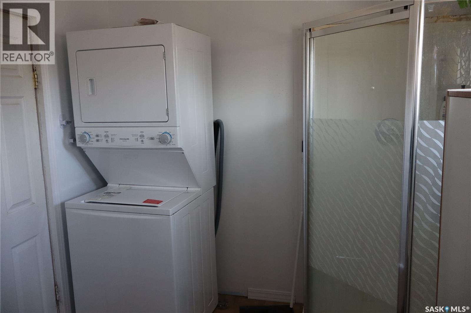 11 4Th Street, Willow Bunch, SK - Indoor Photo Showing Laundry Room
