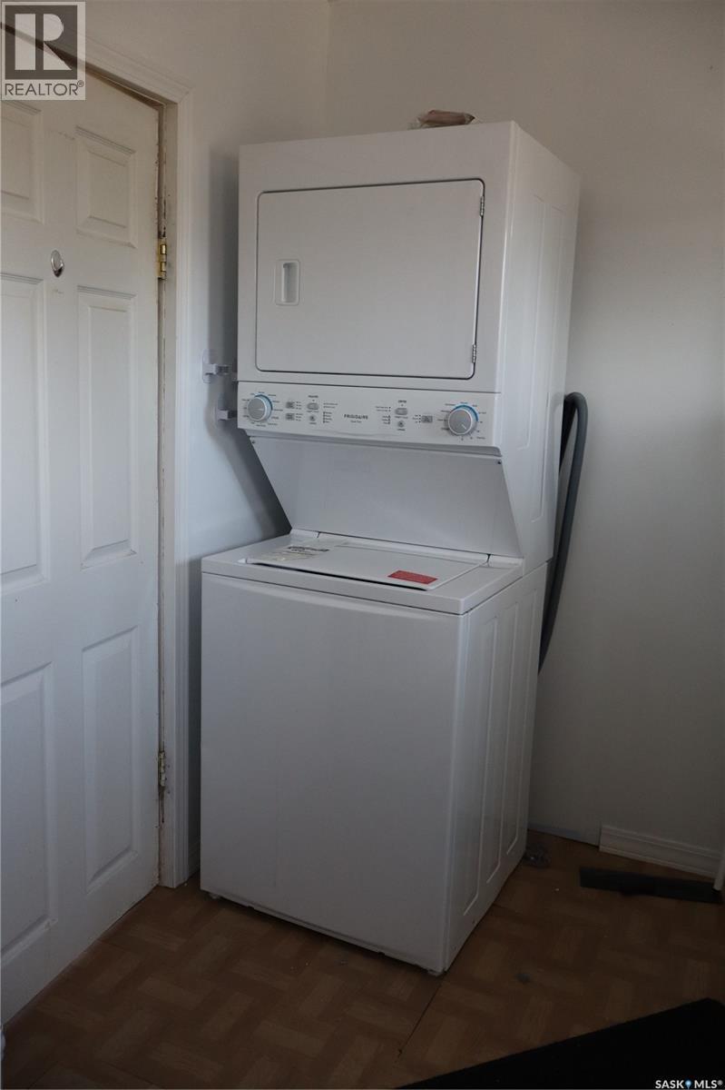 11 4Th Street, Willow Bunch, SK - Indoor Photo Showing Laundry Room