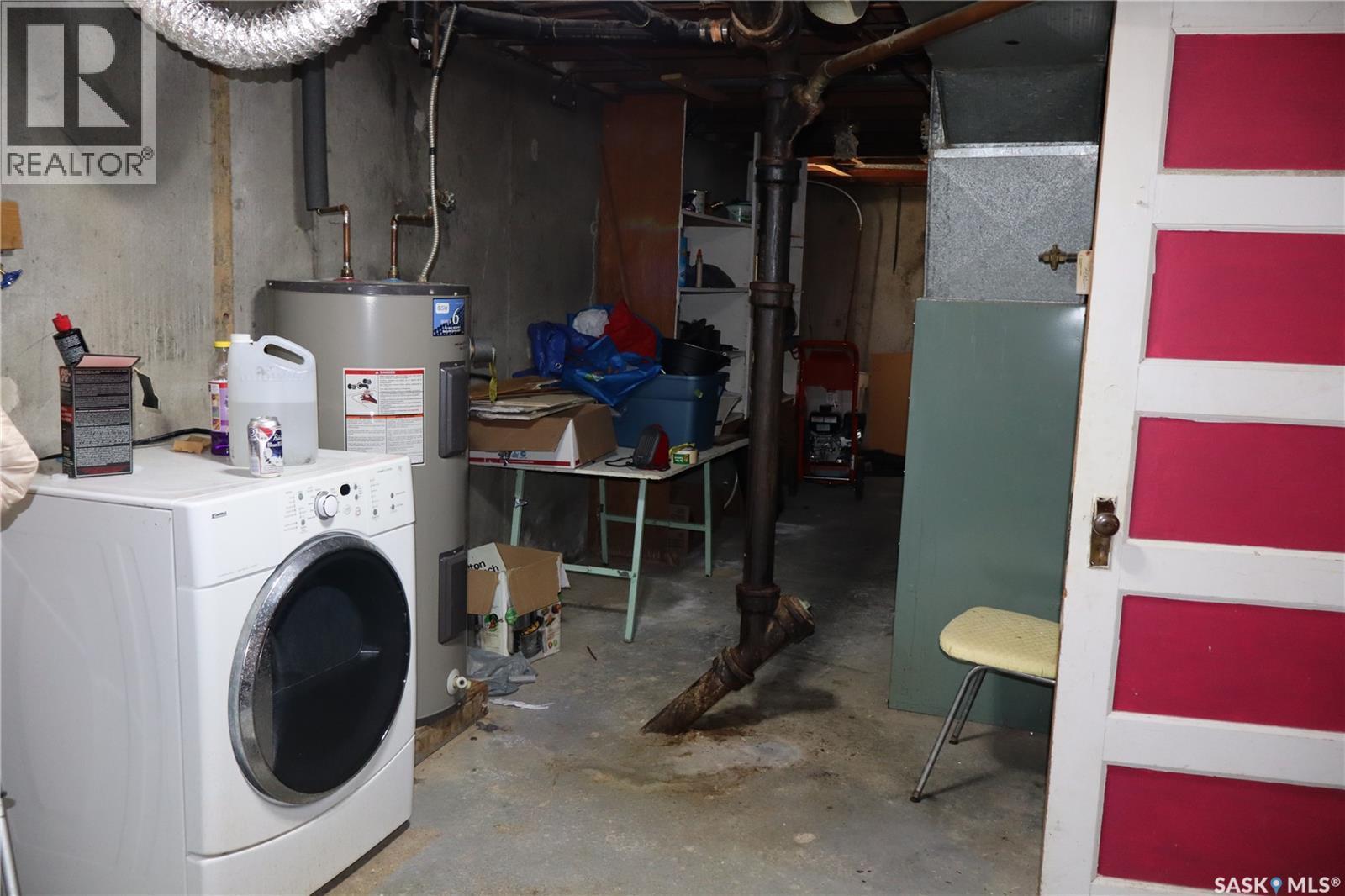 11 4Th Street, Willow Bunch, SK - Indoor Photo Showing Laundry Room