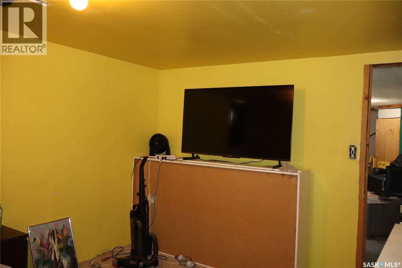 11 4Th Street, Willow Bunch, SK - Indoor