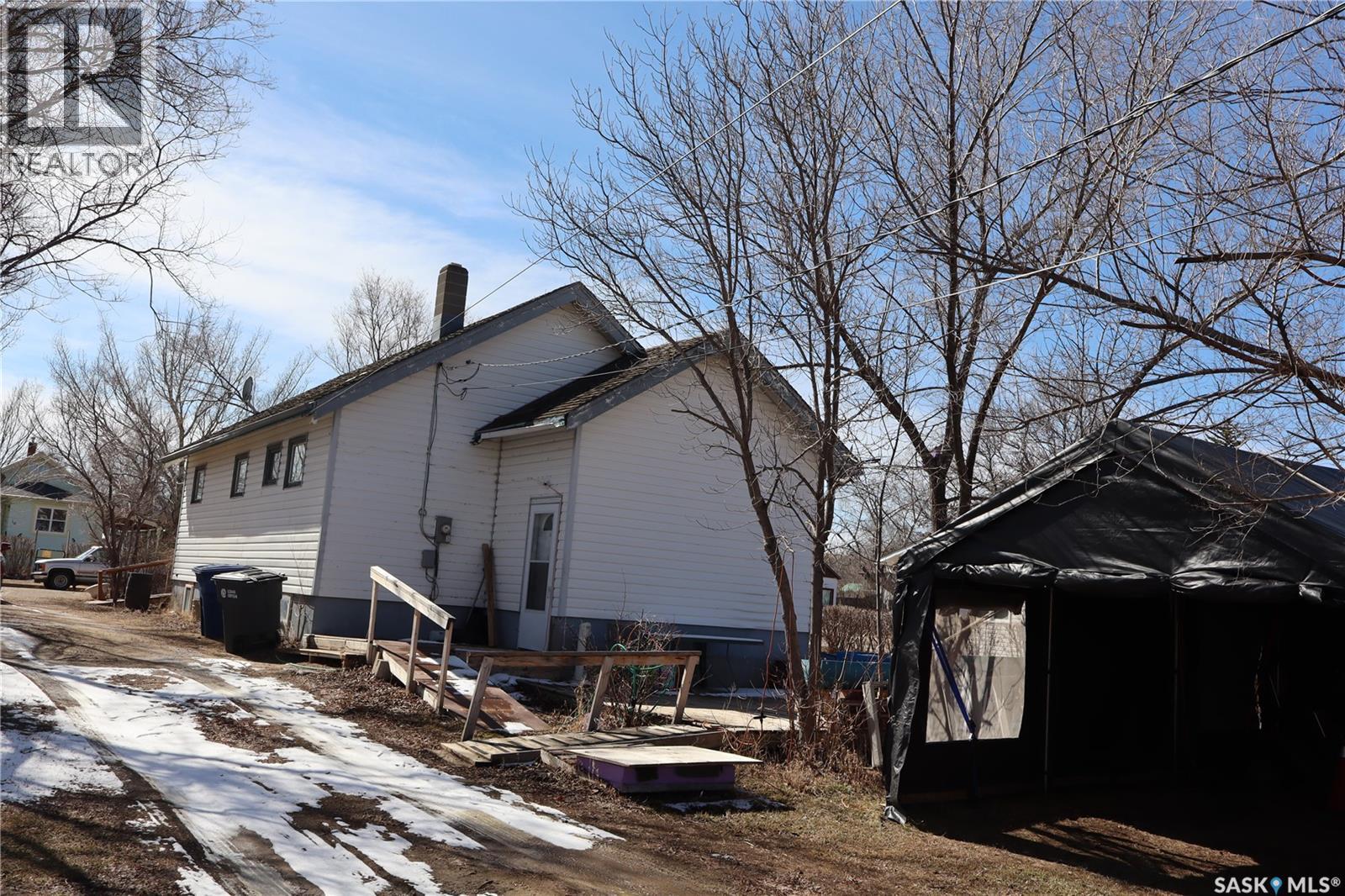 11 4Th Street, Willow Bunch, SK - Outdoor