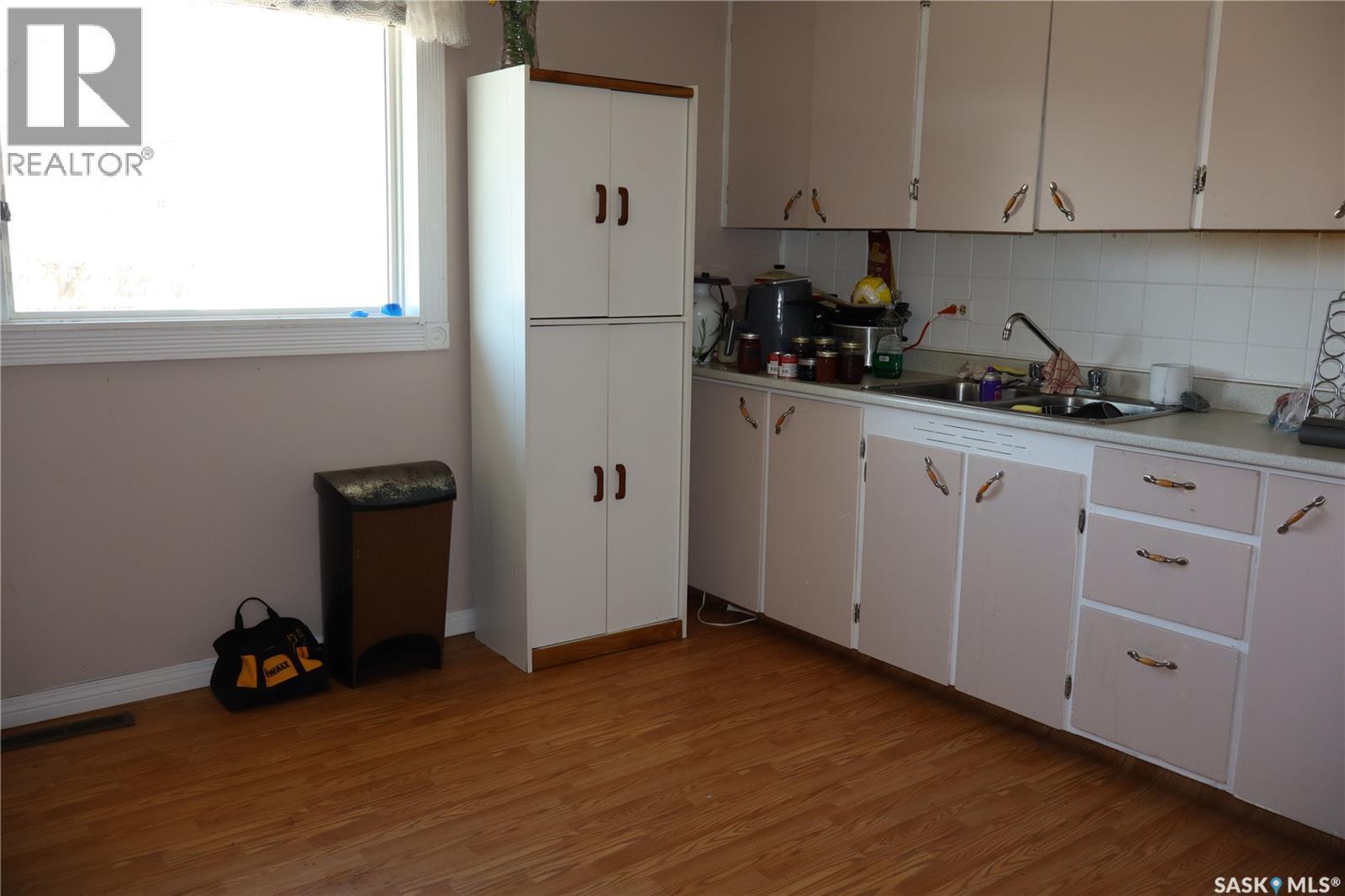 11 4Th Street, Willow Bunch, SK - Indoor Photo Showing Kitchen With Double Sink